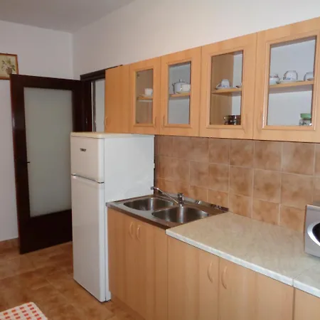 Ivica - Quiet Street Apartment *