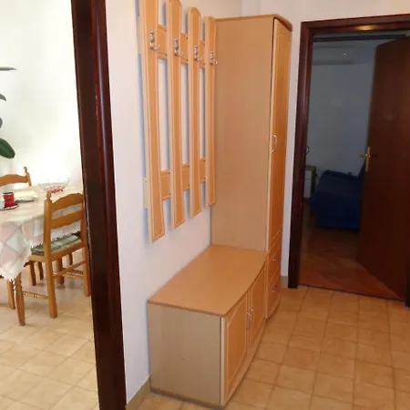 Ivica - Quiet Street Apartment *