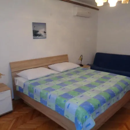 Ivica - Quiet Street Apartment *