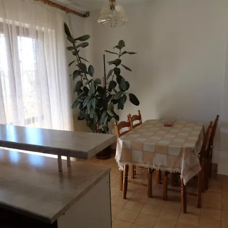 Ivica - Quiet Street Apartment Pula