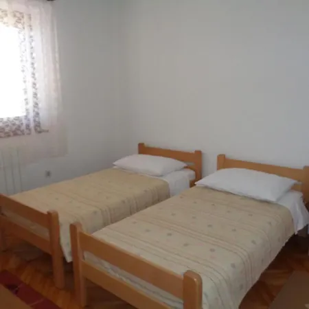 Ivica - Quiet Street Apartment