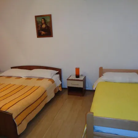 Ivica - Quiet Street Apartment *