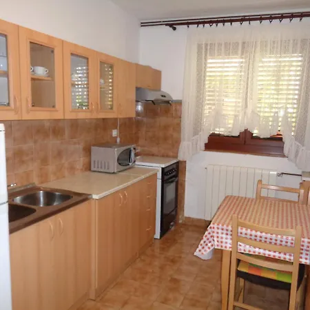 Ivica - Quiet Street Apartment
