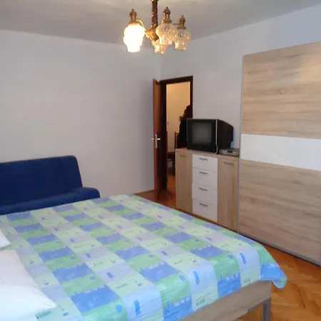 Ivica - Quiet Street Apartment